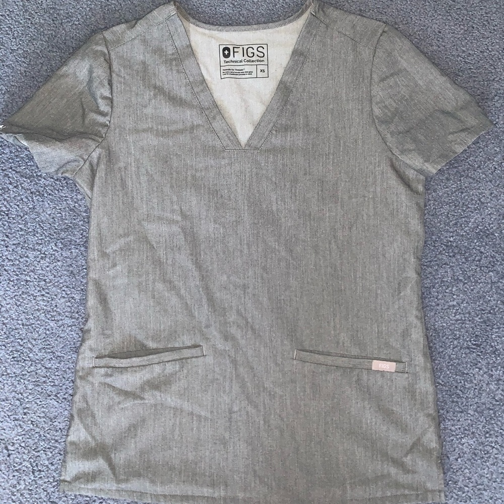 FIGS 3 Pocket Scrub Top Graphite